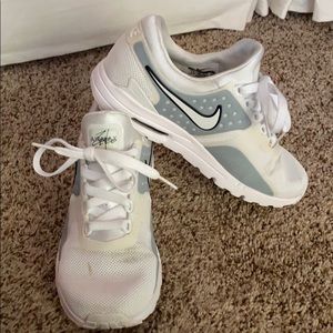 7.5 Nike women’s air max shoes
